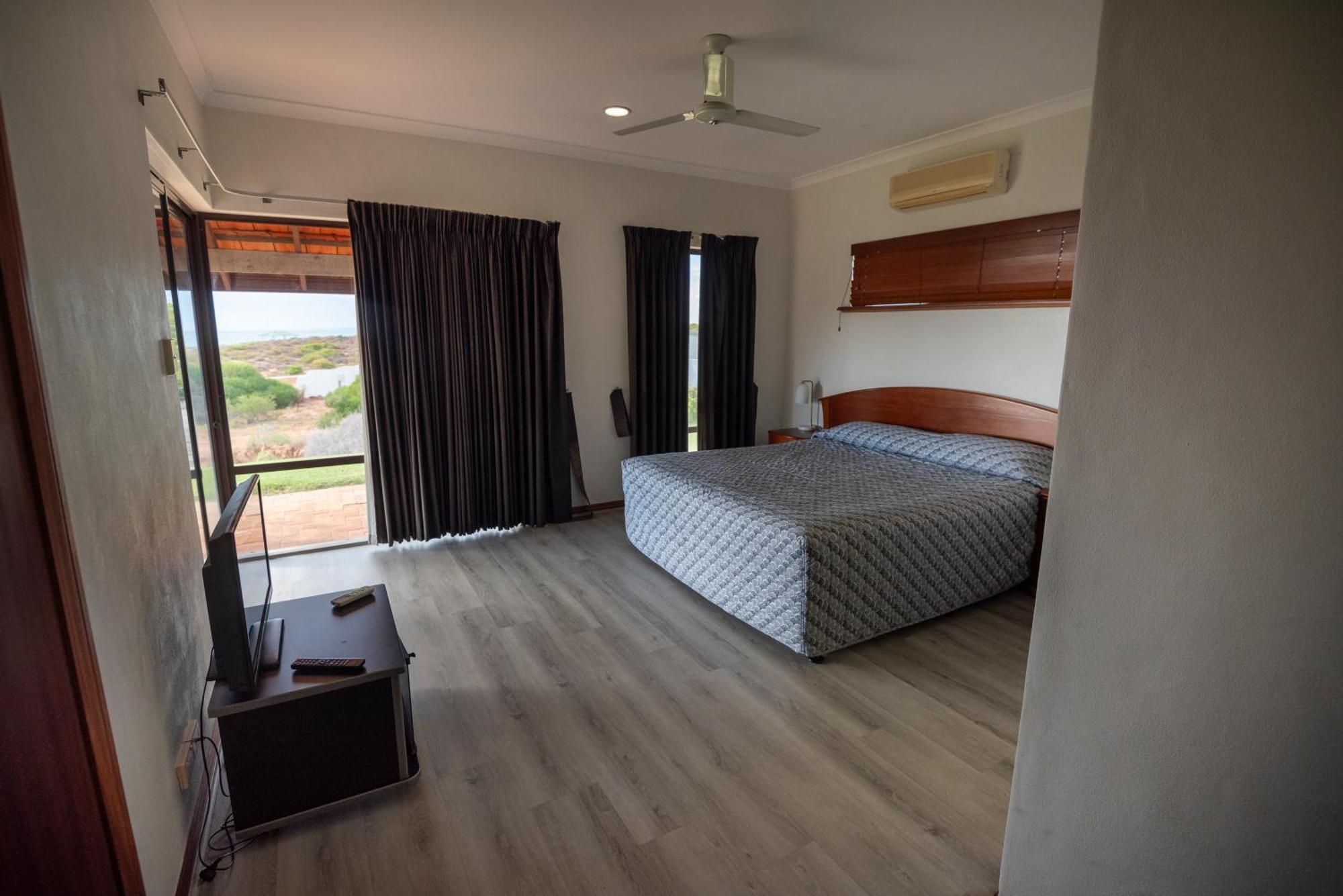 Отель Kalbarri Red Bluff Tourist Park Экстерьер фото