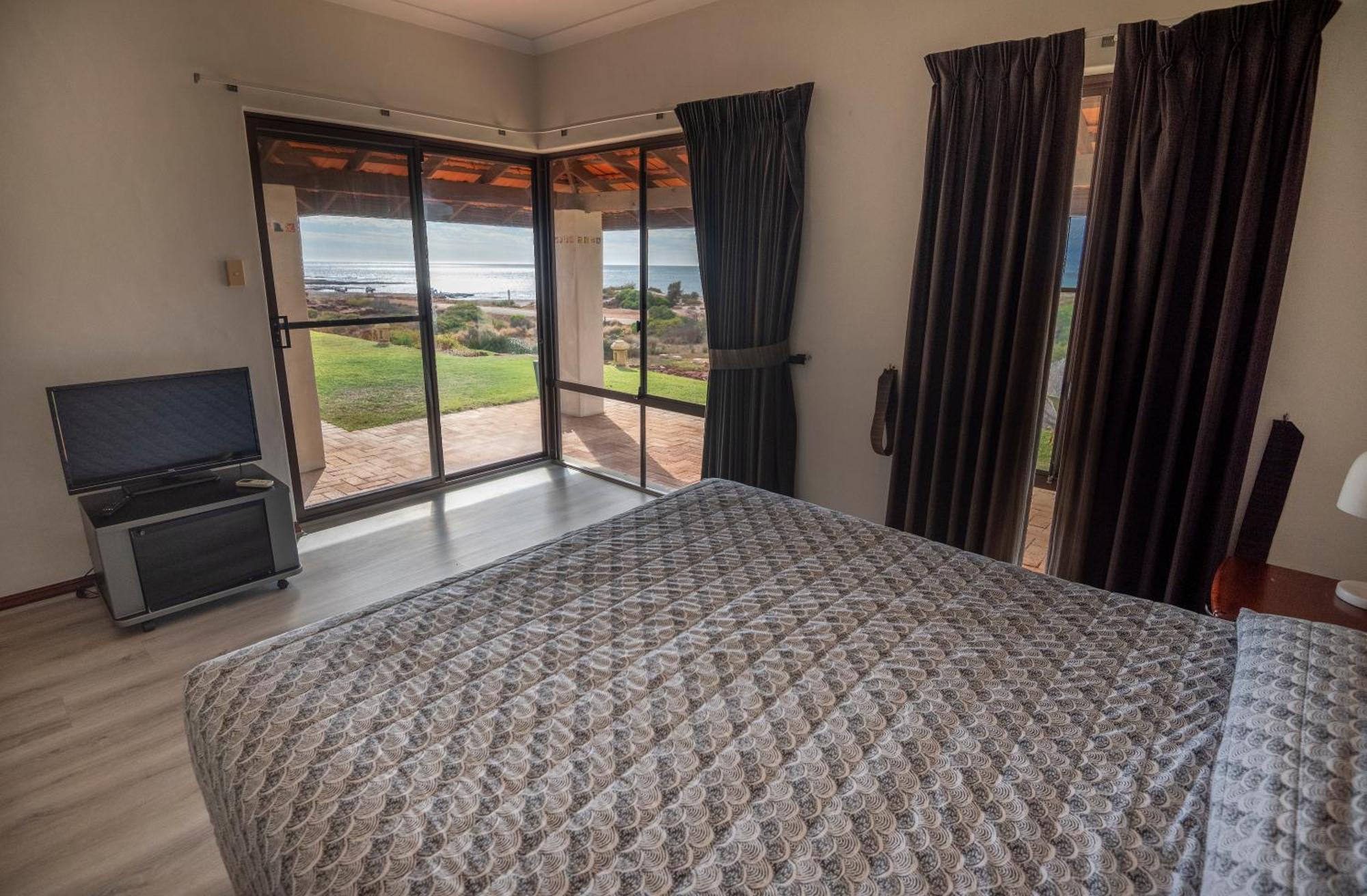 Отель Kalbarri Red Bluff Tourist Park Экстерьер фото